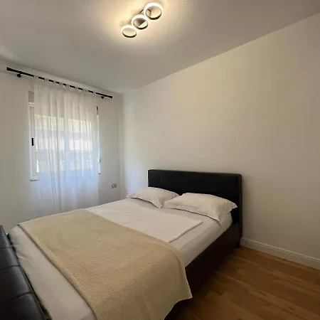 Lana Studio * ティラナ